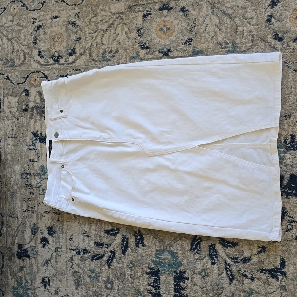 Banana Republic White Cotton Skirt with Black Brand Label